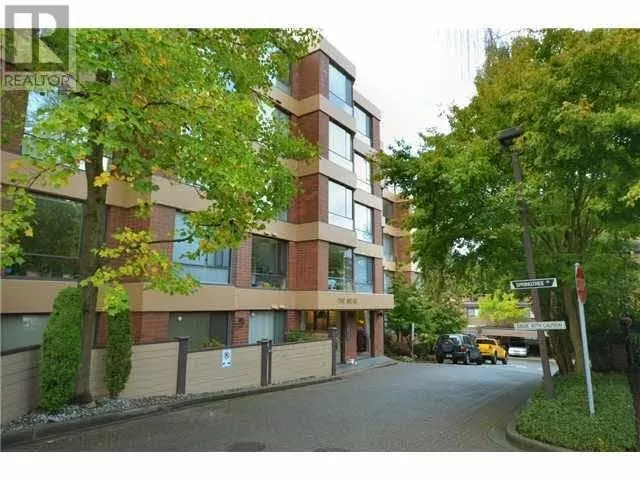 Apartment for rent: 304 2140 Briar Avenue, Vancouver, British Columbia V6L 3E3