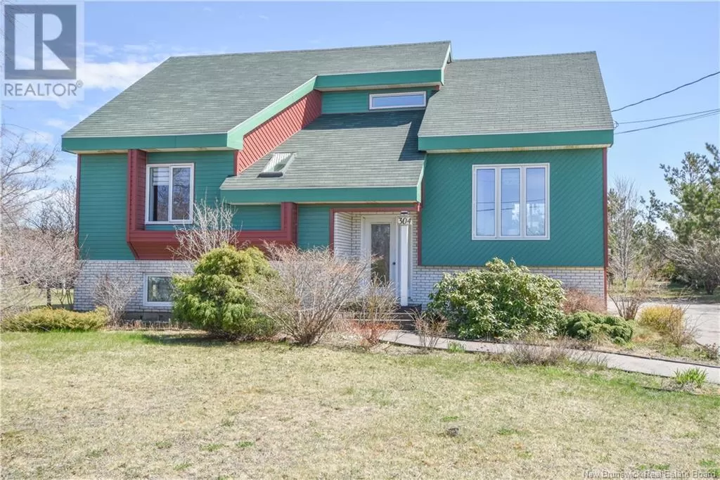 House for rent: 304 Savoie Ouest Street, Caraquet, New Brunswick E1W 1A3