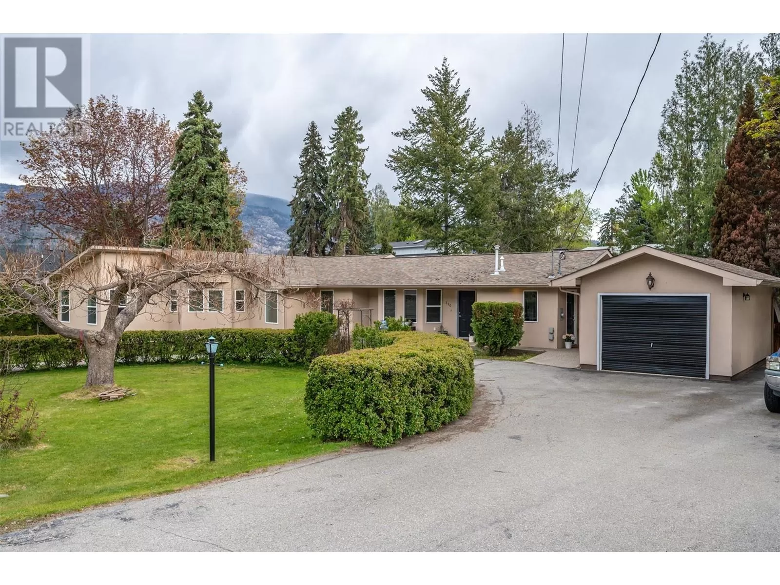 House for rent: 310 Spruce Avenue, Kaleden, British Columbia V0H 1K0