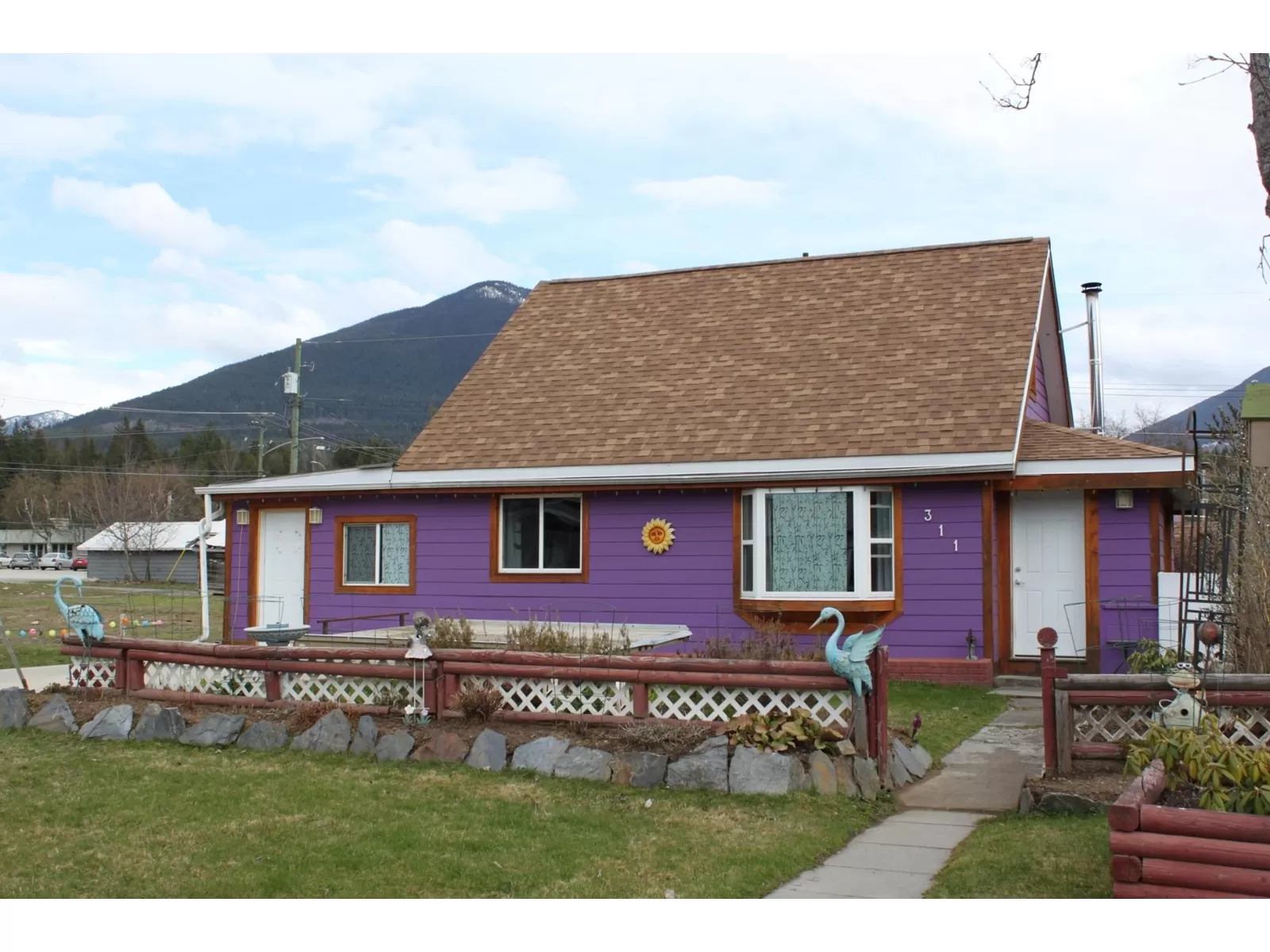 House for rent: 311 7th Avenue, Nakusp, British Columbia V0G 1R0