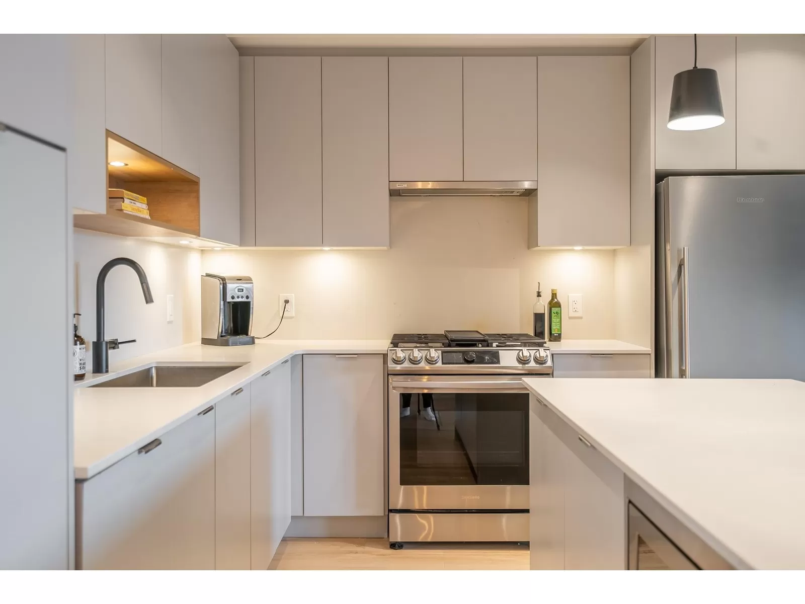 Apartment for rent: 327 2493 Montrose Avenue, Abbotsford, British Columbia V2S 3T2