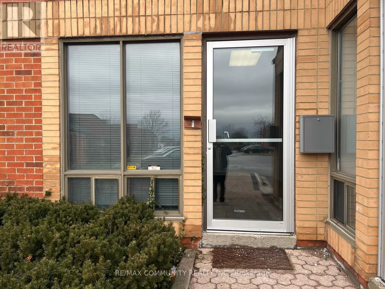 Retail for rent: 37 - 1200 Aerowood Drive, Mississauga, Ontario L4W 2S7
