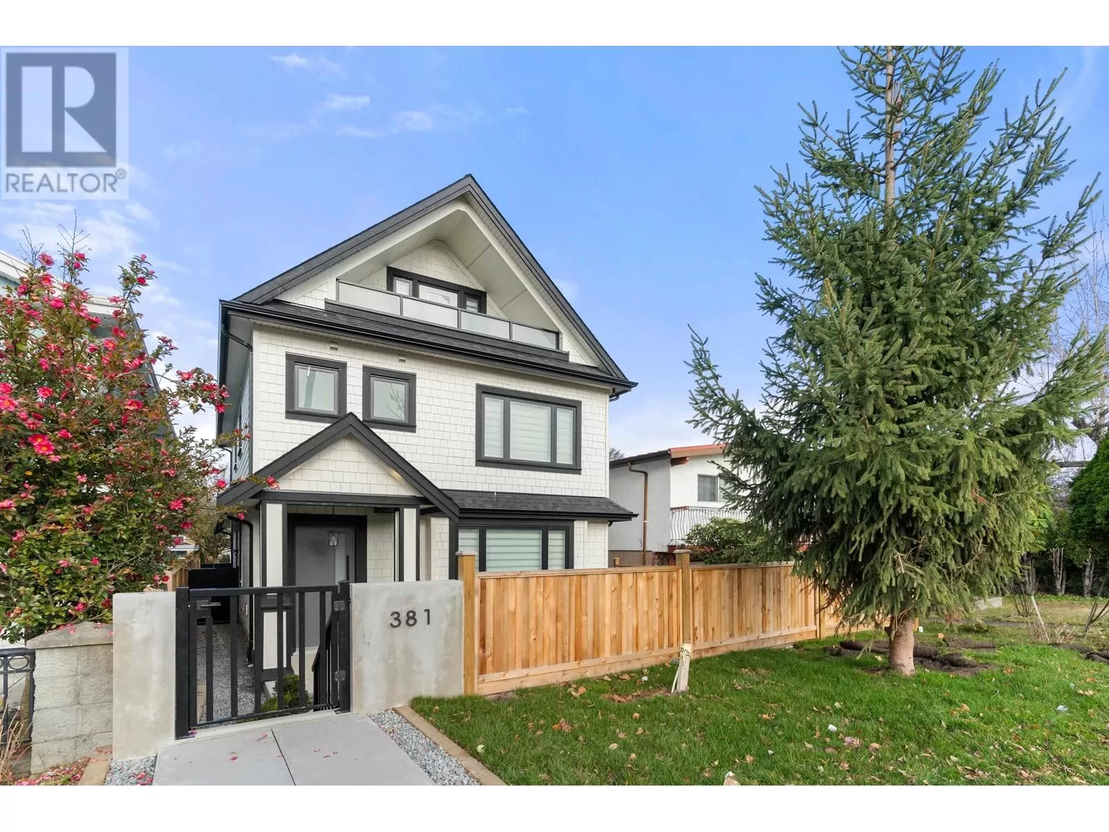Duplex for rent: 381 E 41st Avenue, Vancouver, British Columbia V5W 1N9