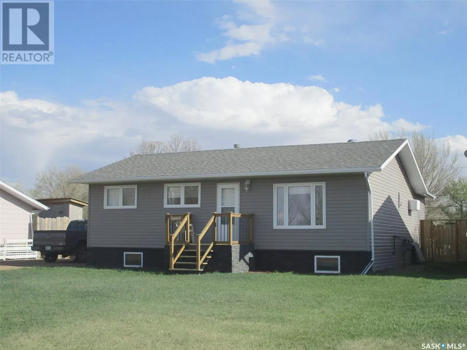 House for rent: 4 2nd Street E, Willow Bunch, Saskatchewan S0H 4K0