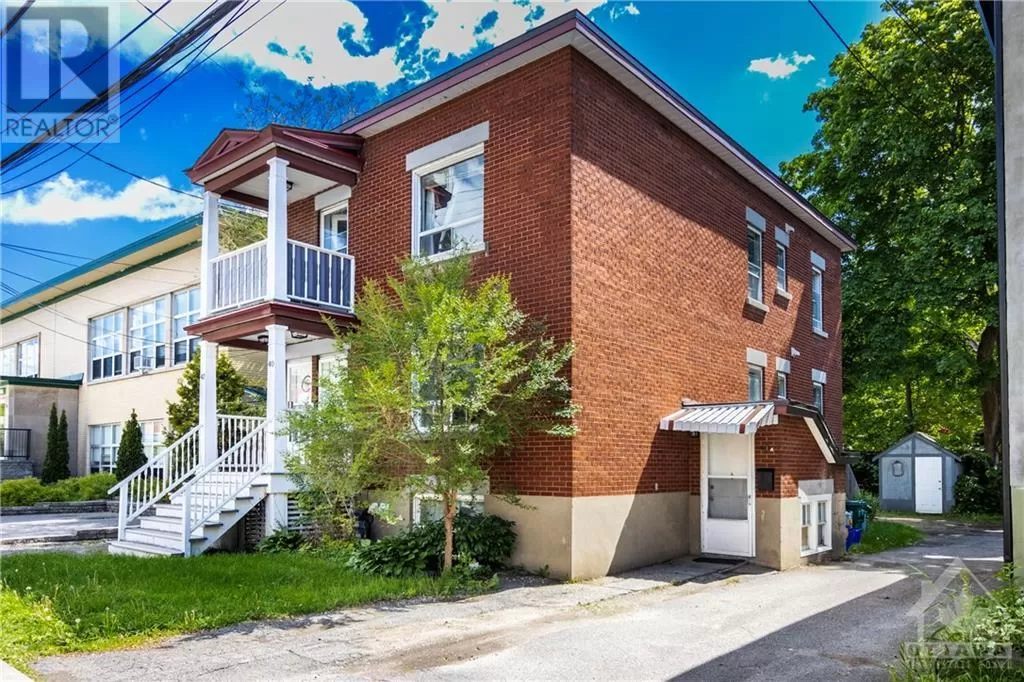 Triplex for rent: 40 Vaughan Street, Ottawa, Ontario K1M 1X1