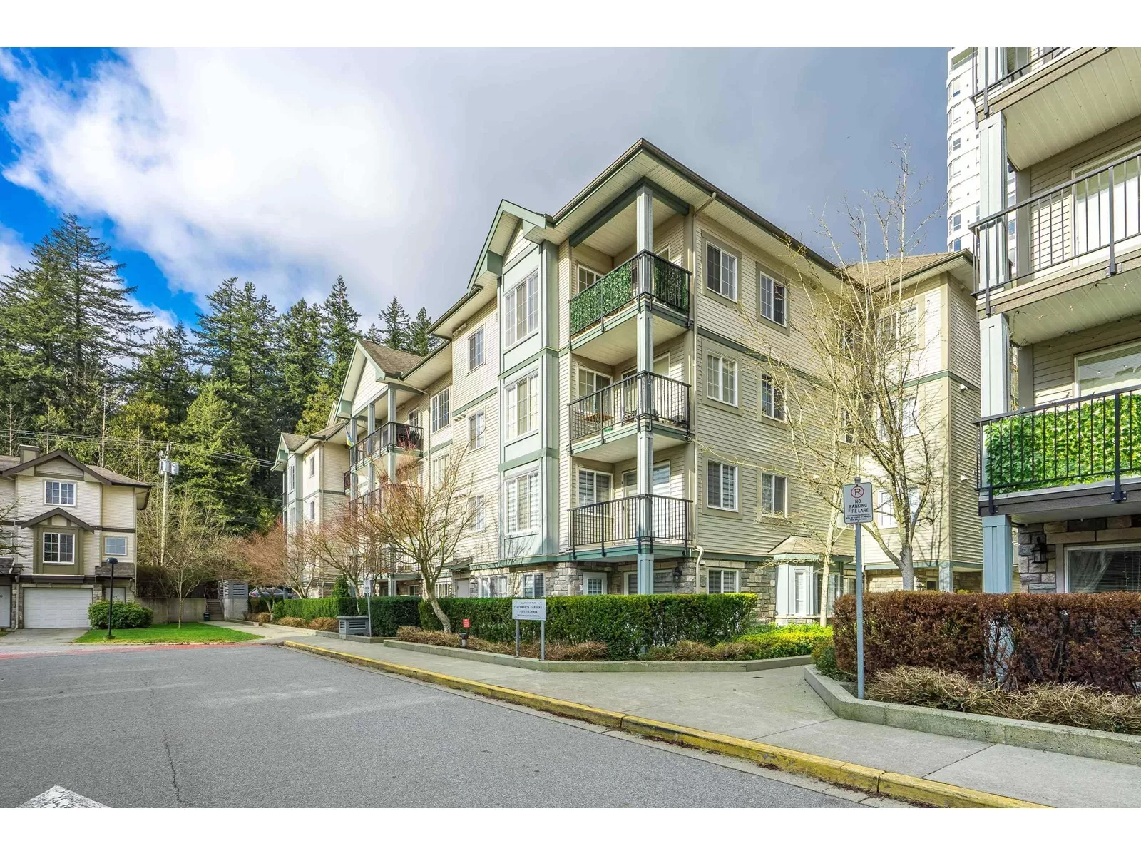 Apartment for rent: 405 14859 100 Avenue, Surrey, British Columbia V3R 2V5
