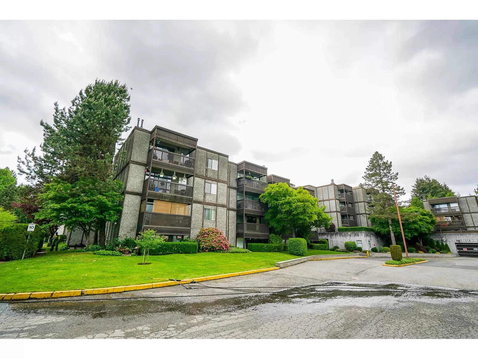 Apartment for rent: 413 13501 96 Avenue, Surrey, British Columbia V3V 7L9