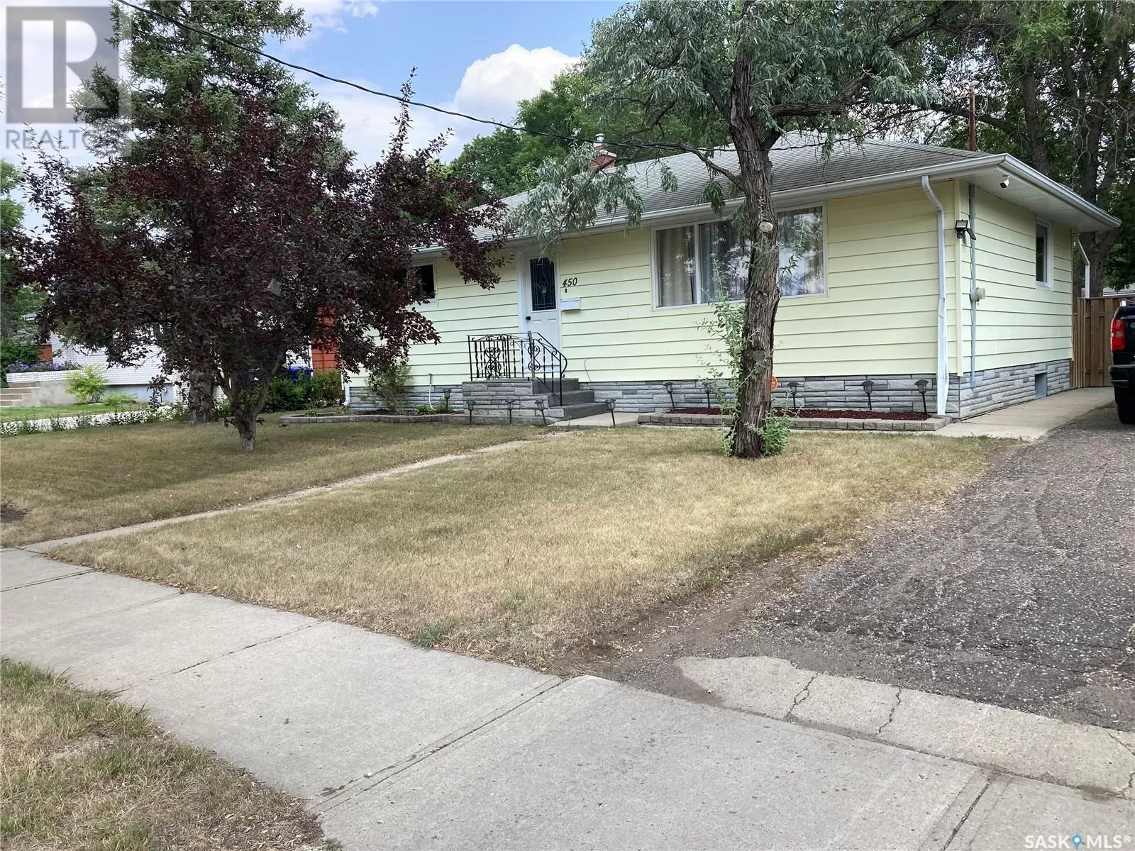 House for rent: 450 4th Street, Weyburn, Saskatchewan S4H 0Y7