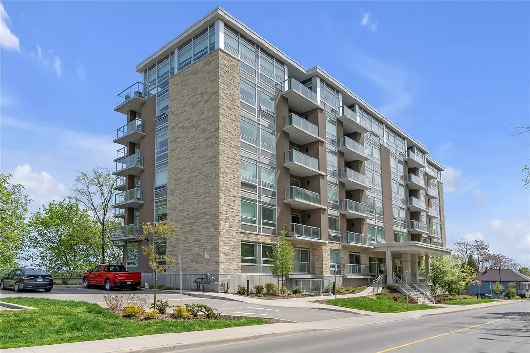 Apartment for rent: 479 Charlton Avenue E|unit #404, Hamilton, Ontario L8N 0B4