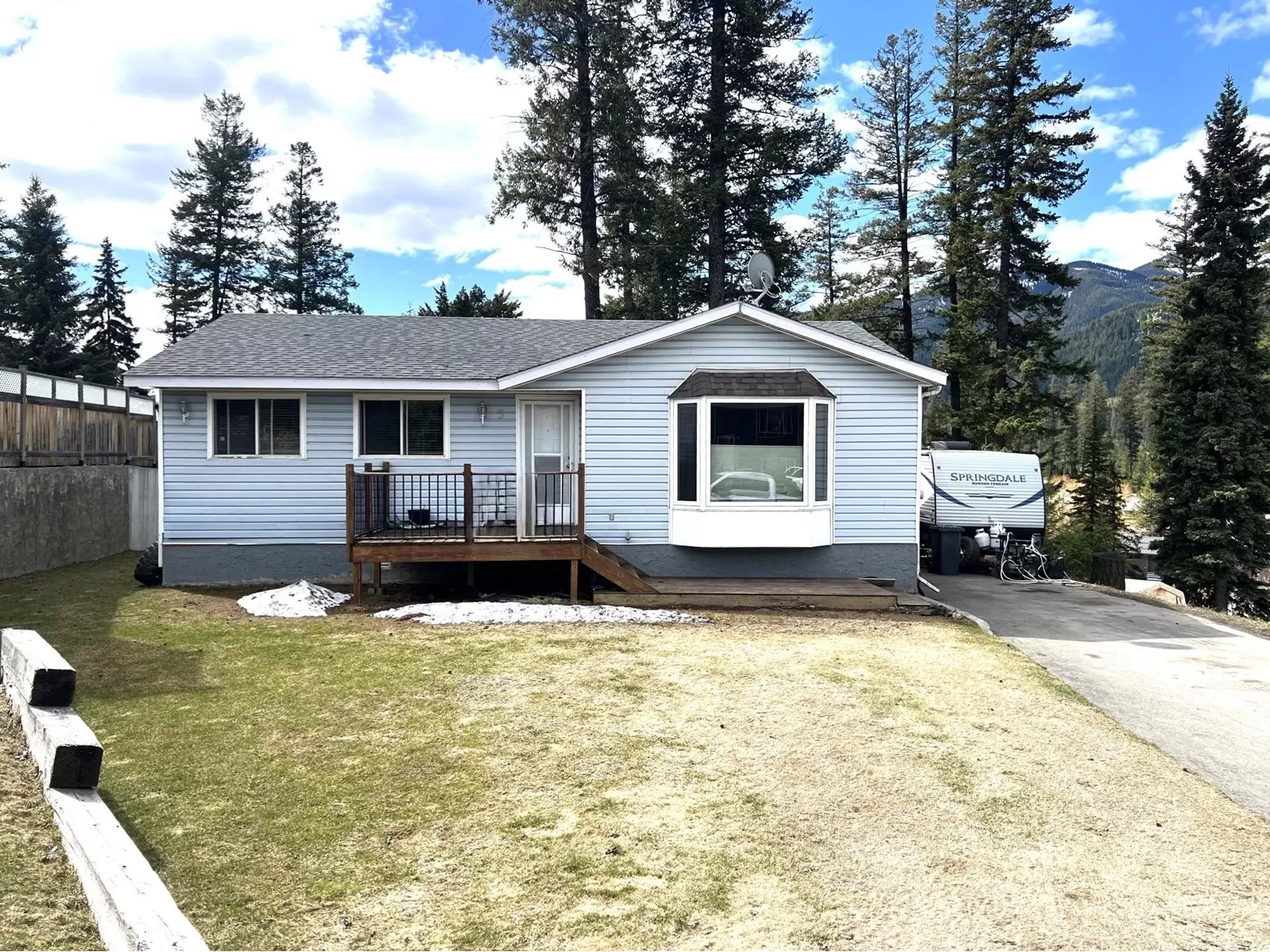 House for rent: 5 Clearwater Place, Elkford, British Columbia V0B 1H0