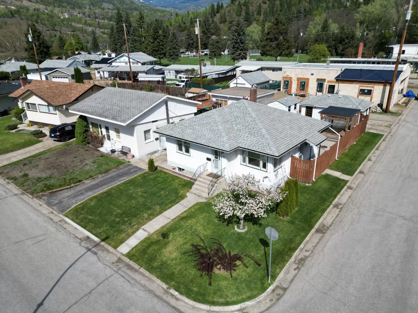 House for rent: 527 Portia Crescent, Trail, British Columbia V1R 1A8