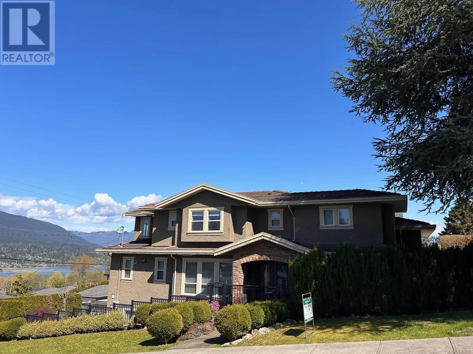 House for rent: 528 N Macdonald Avenue, Burnaby, British Columbia V5C 1T9