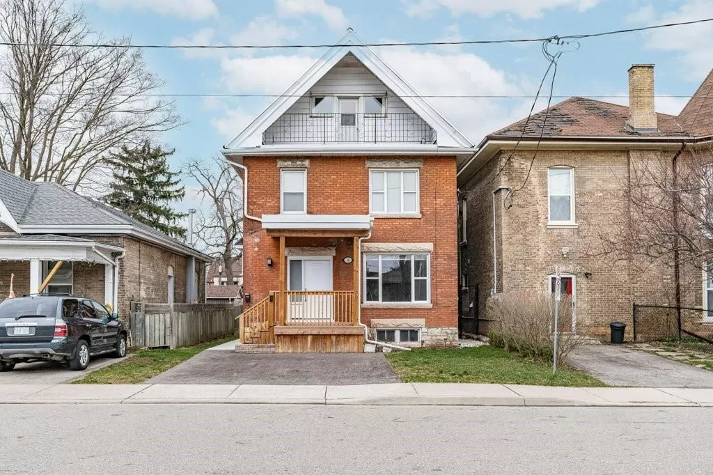 Triplex for rent: 58 Victoria Street, Brantford, Ontario N3S 3K2