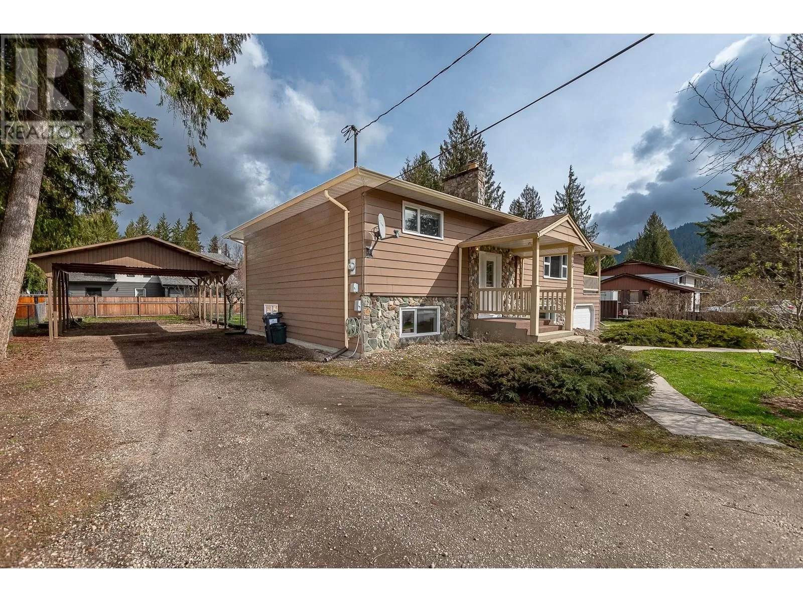 House for rent: 606 Forest Park Street, Sicamous, British Columbia V0E 2V1