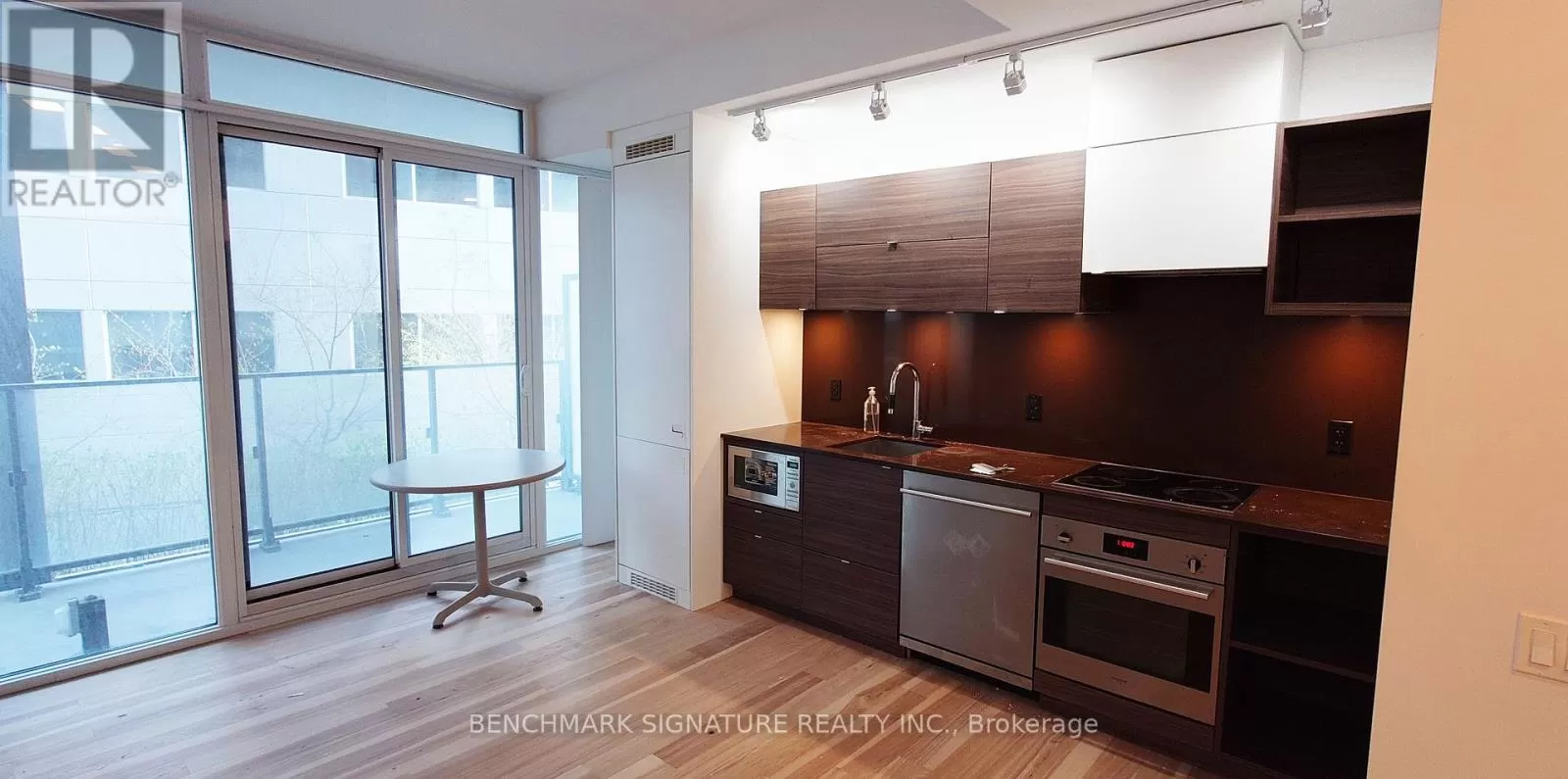 Apartment for rent: 612 - 125 Peter Street, Toronto, Ontario M5V 0M2