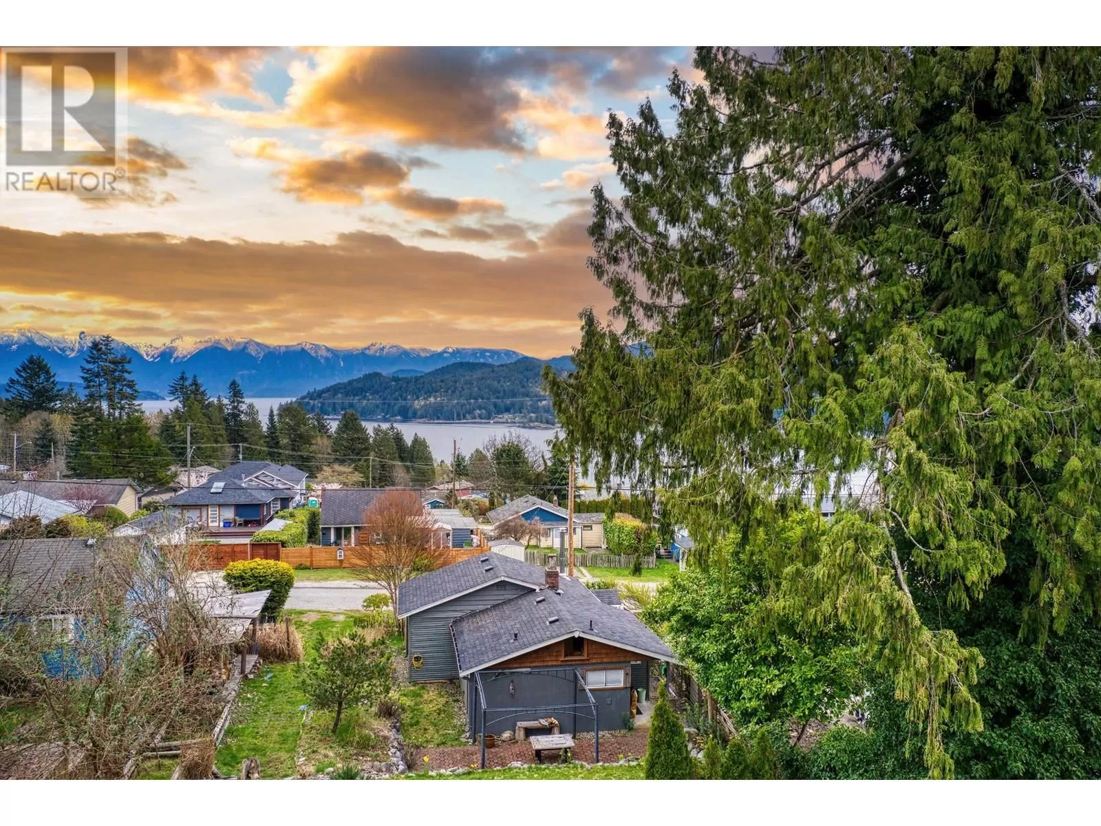 House for rent: 638/640 Wyngaert Road, Gibsons, British Columbia V0N 1V9