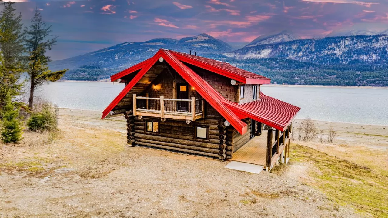 House for rent: 682 Lower Inonoaklin Rd, Edgewood, British Columbia V0G 1J0