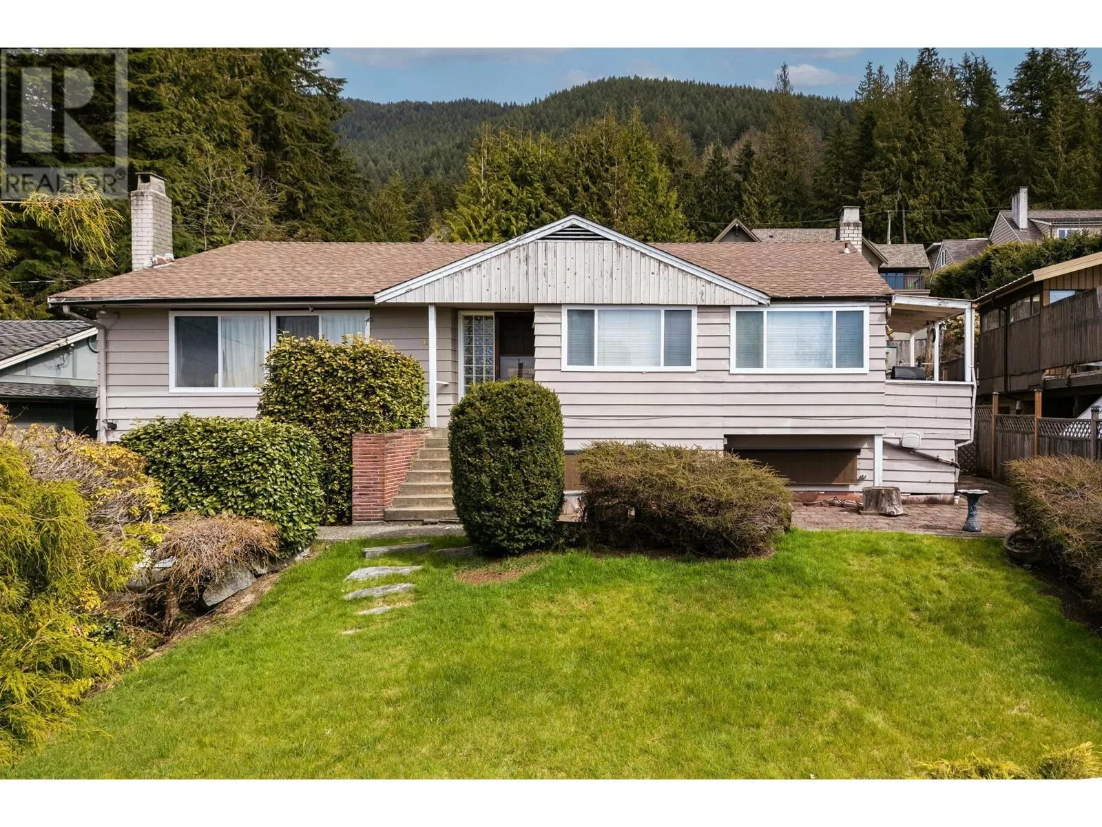 House for rent: 690 Blueridge Avenue, North Vancouver, British Columbia V7R 2J3