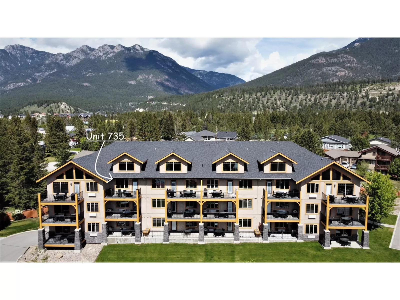 Apartment for rent: 735 M2 - 700 Bighorn Boulevard, Radium Hot Springs, British Columbia V0A 1M0