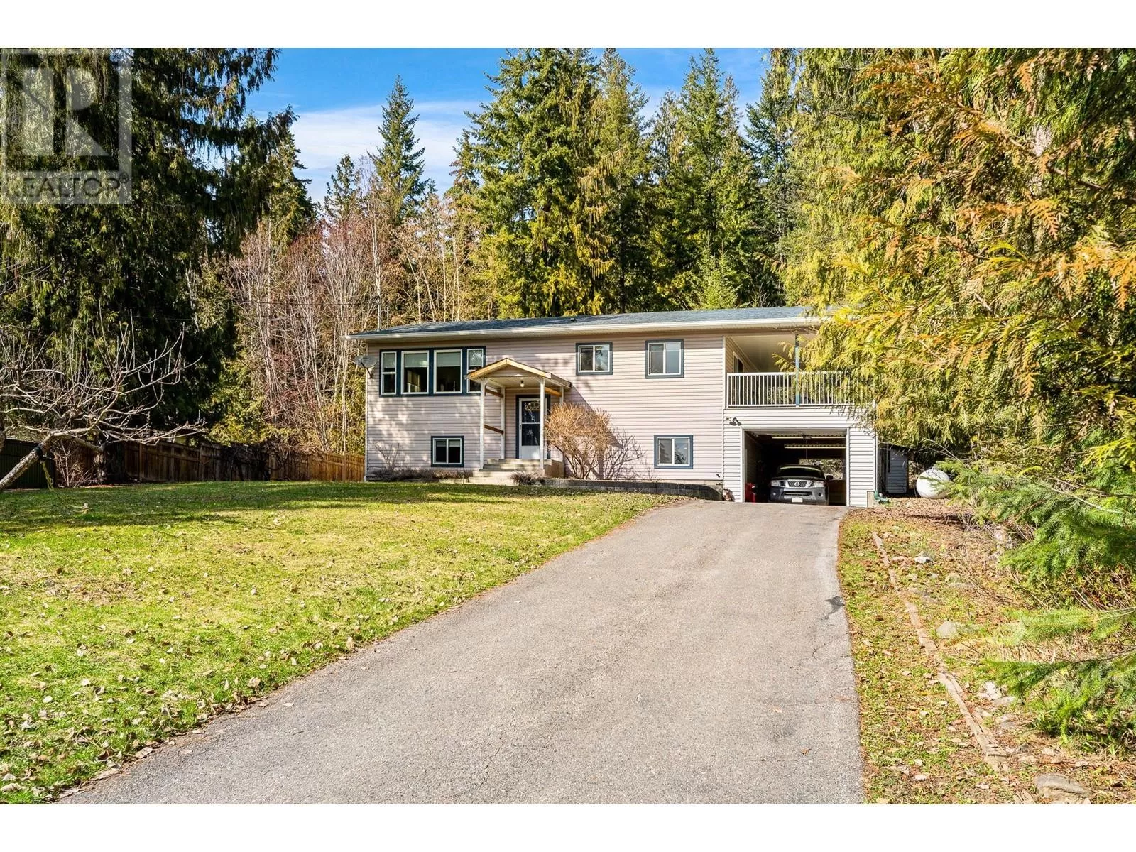 House for rent: 7451 Estate Drive, Anglemont, British Columbia V0E 1M8