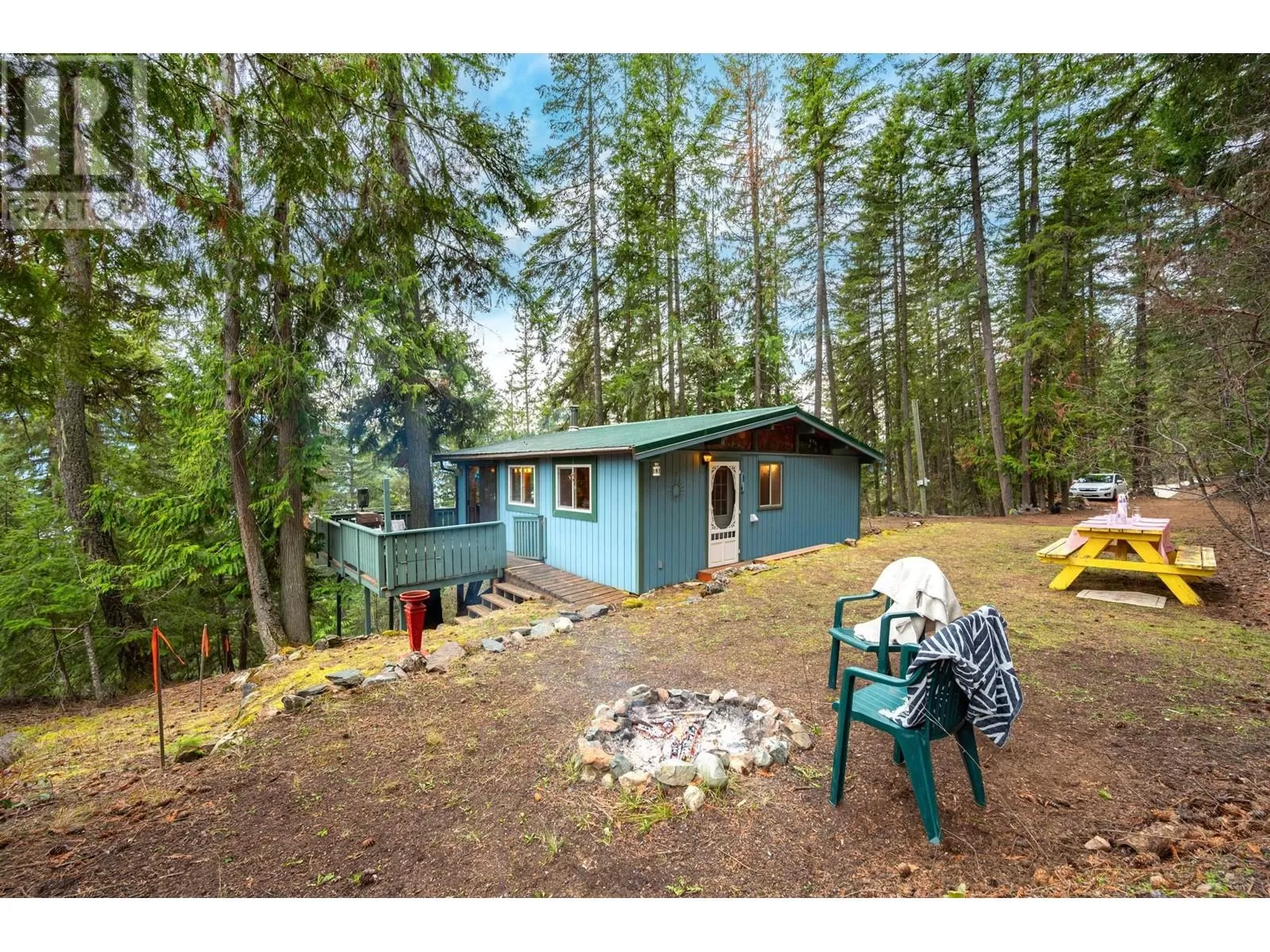 House for rent: 7640 Granite Place, Anglemont, British Columbia V0E 1M8
