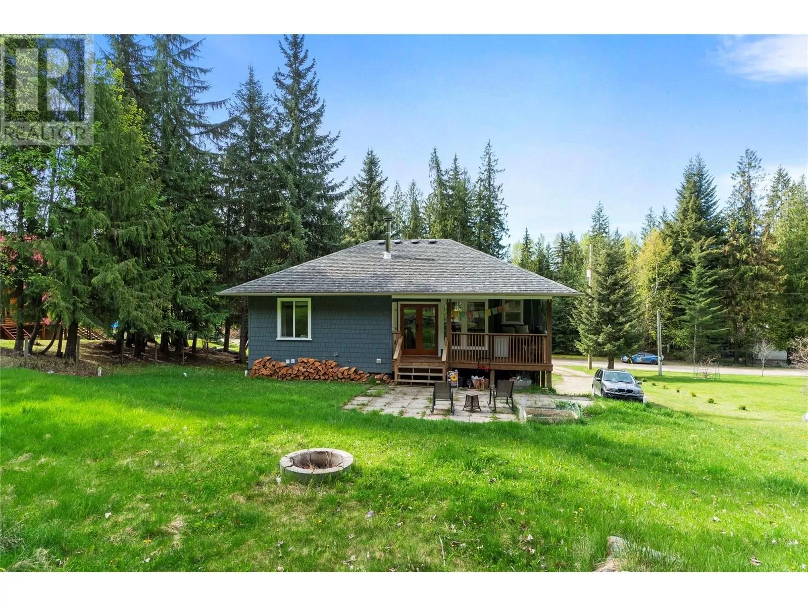 House for rent: 7686 Mountain Drive, Anglemont, British Columbia V0E 1M8