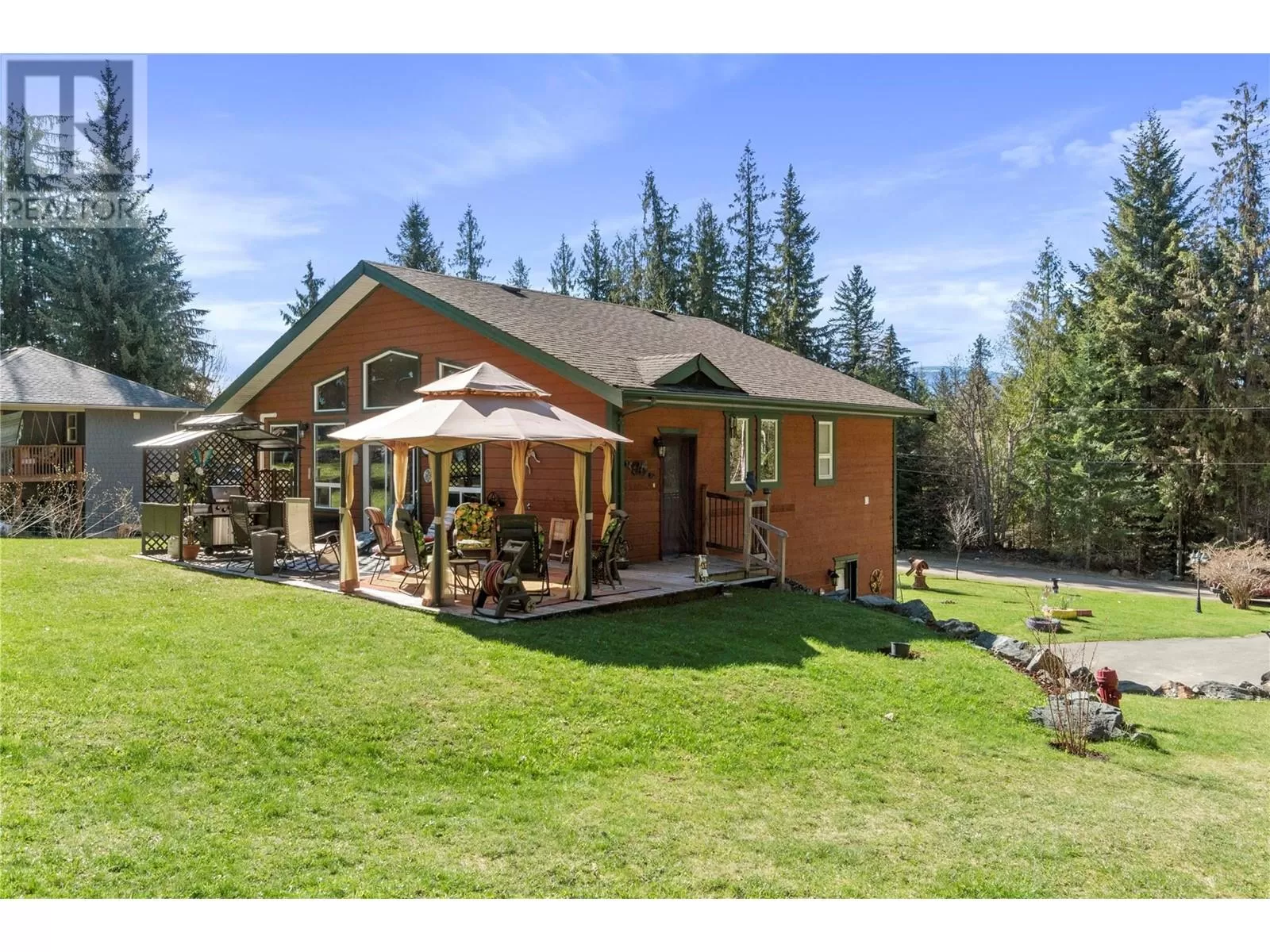 House for rent: 7688 Mountain Drive, Anglemont, British Columbia V0E 1M8