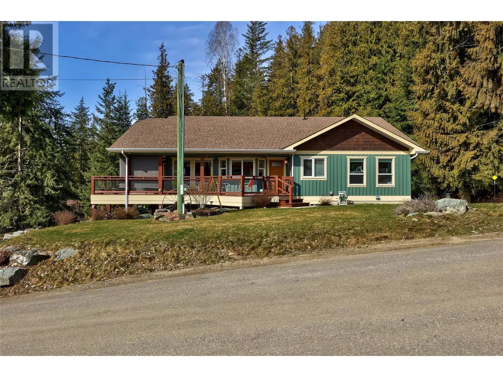 House for rent: 7815 Columbia Drive, Anglemont, British Columbia V0E 1M8