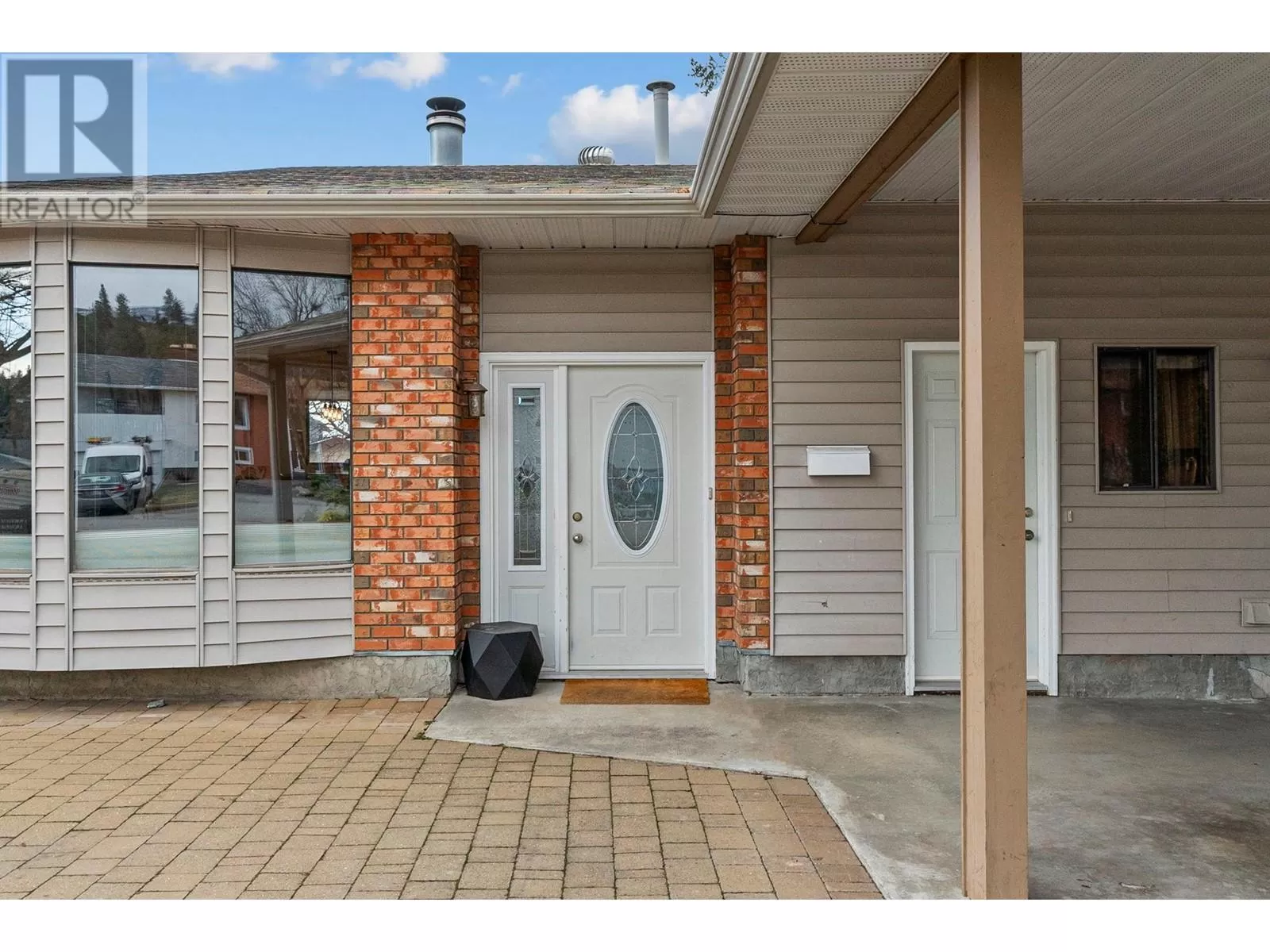 House for rent: 810 Hammer Avenue, Kelowna, British Columbia V1W 2B8