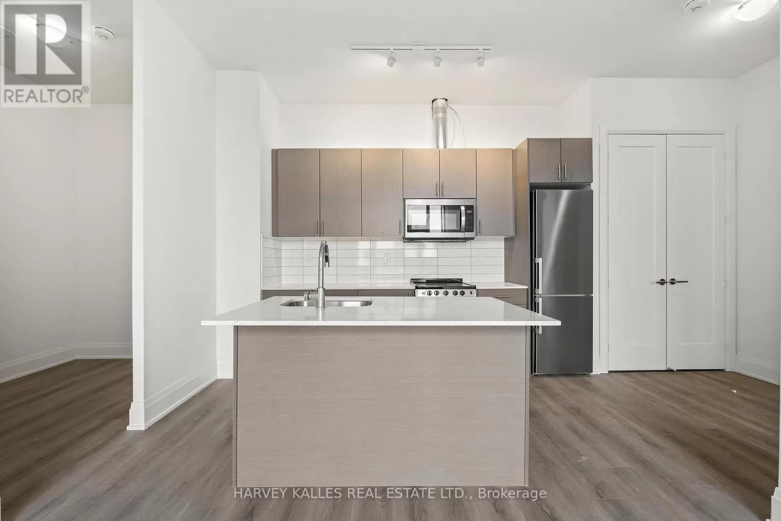 Apartment for rent: #811 -509 Dundas St W, Oakville, Ontario L6M 4M2