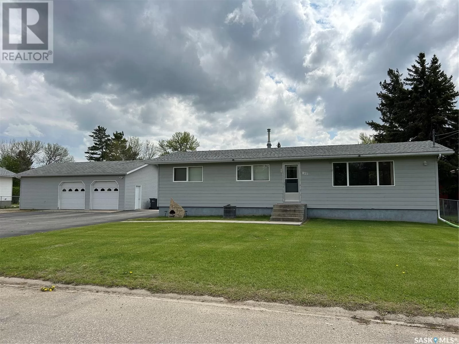 House for rent: 825 Walsh Avenue, Oxbow, Saskatchewan S0C 2B0
