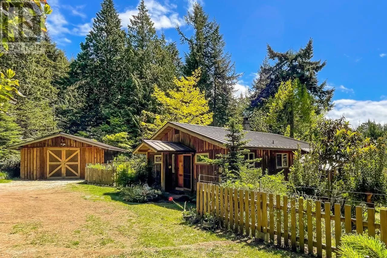 House for rent: 833 Byng Road, Roberts Creek, British Columbia V0N 2W6