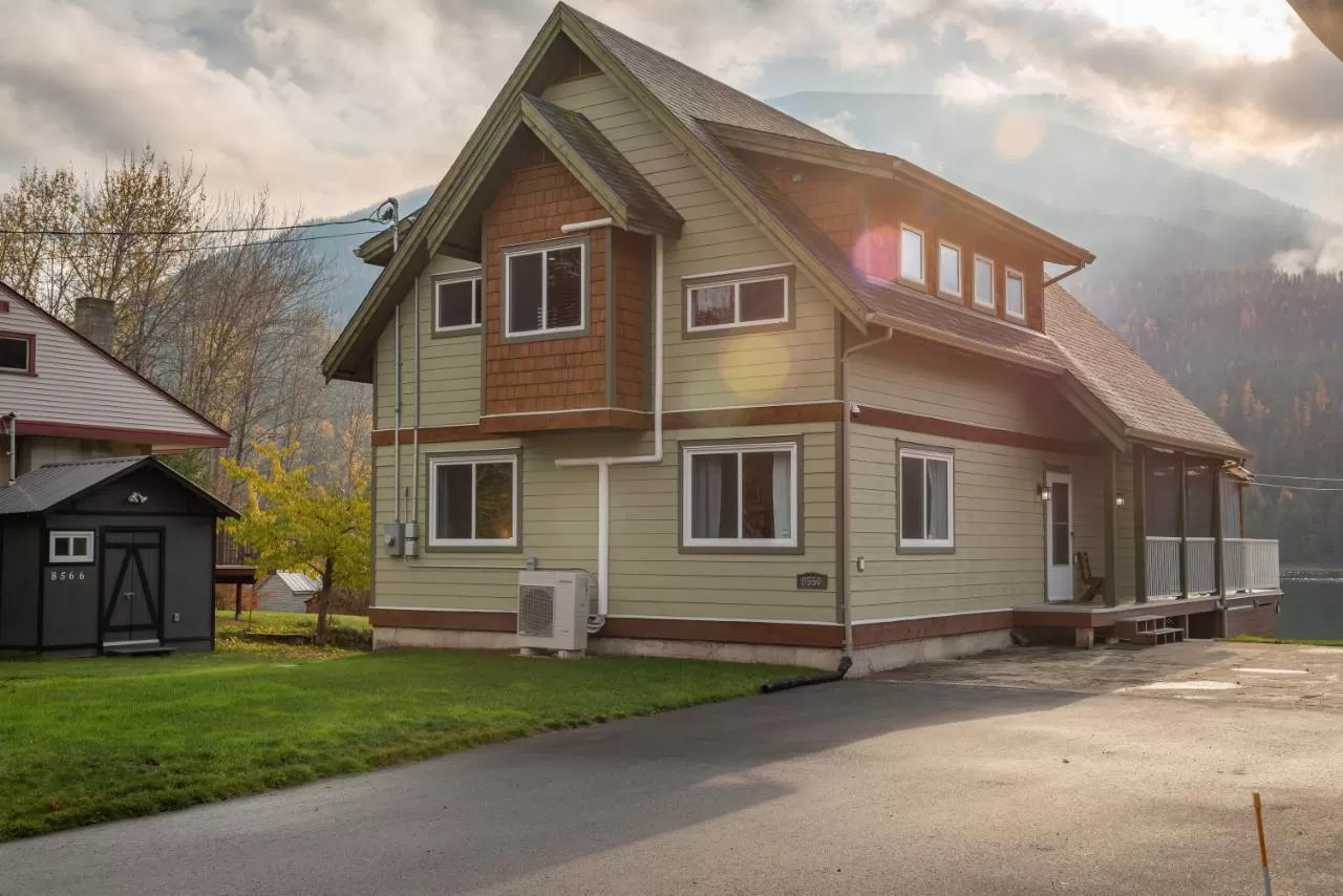 House for rent: 8550 Beach Street, Balfour, British Columbia V0G 1C0
