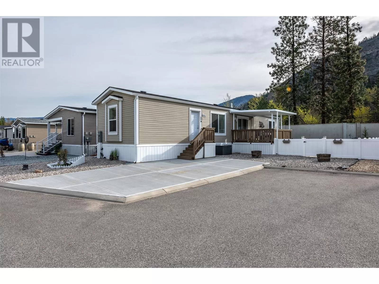 Manufactured Home for rent: 8598 Hwy 97 Unit# 102, Oliver, British Columbia V0H 1T2