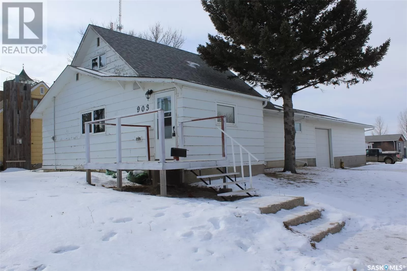 House for rent: 903 4th Street S, Weyburn, Saskatchewan S4H 2G6