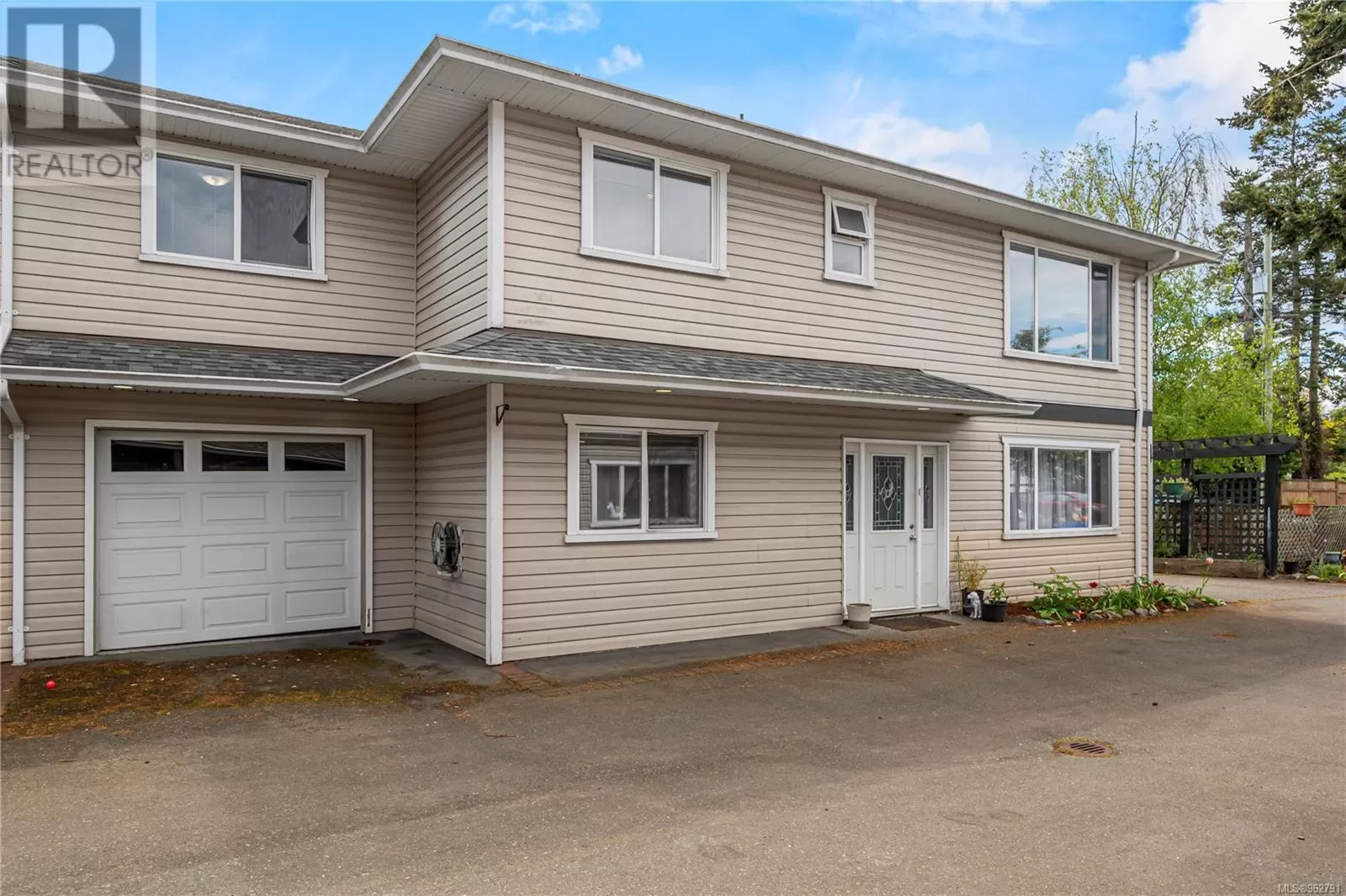 Duplex for rent: 9543 Sharples Rd, Sidney, British Columbia L1L 1L1