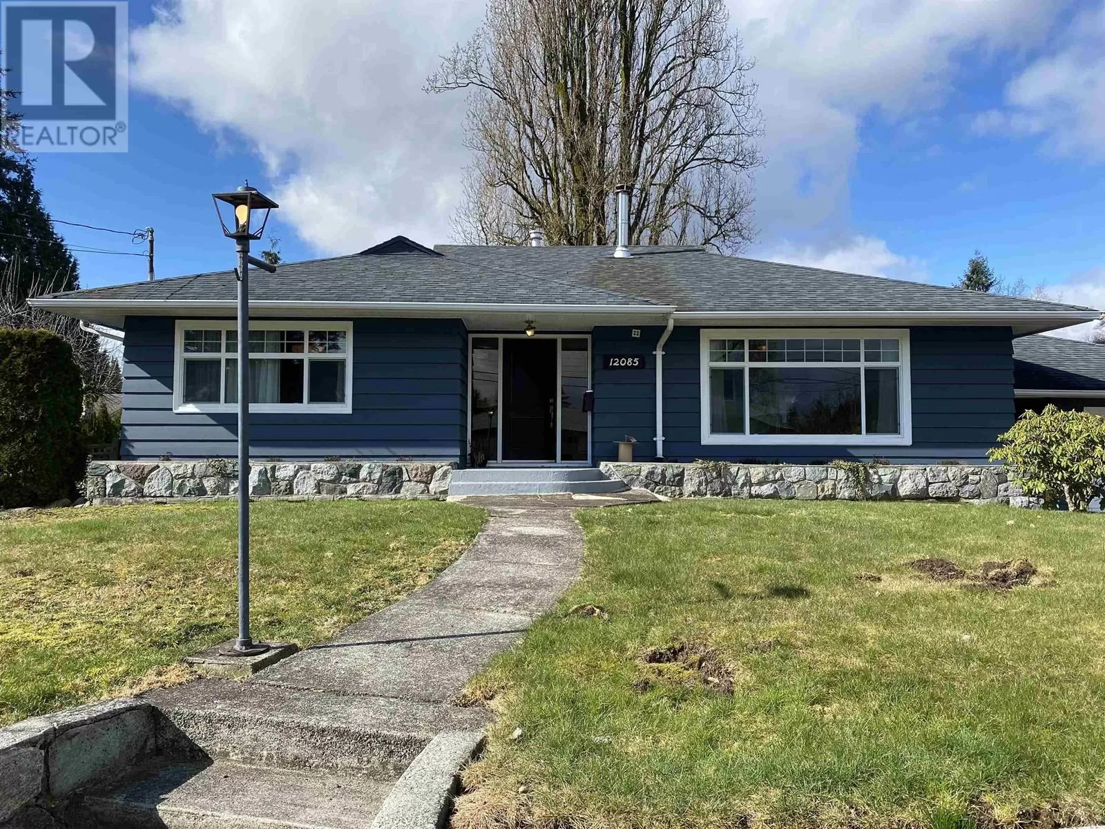House for rent: Half Basement 12085 York Street, Maple Ridge, British Columbia V2X 5S1