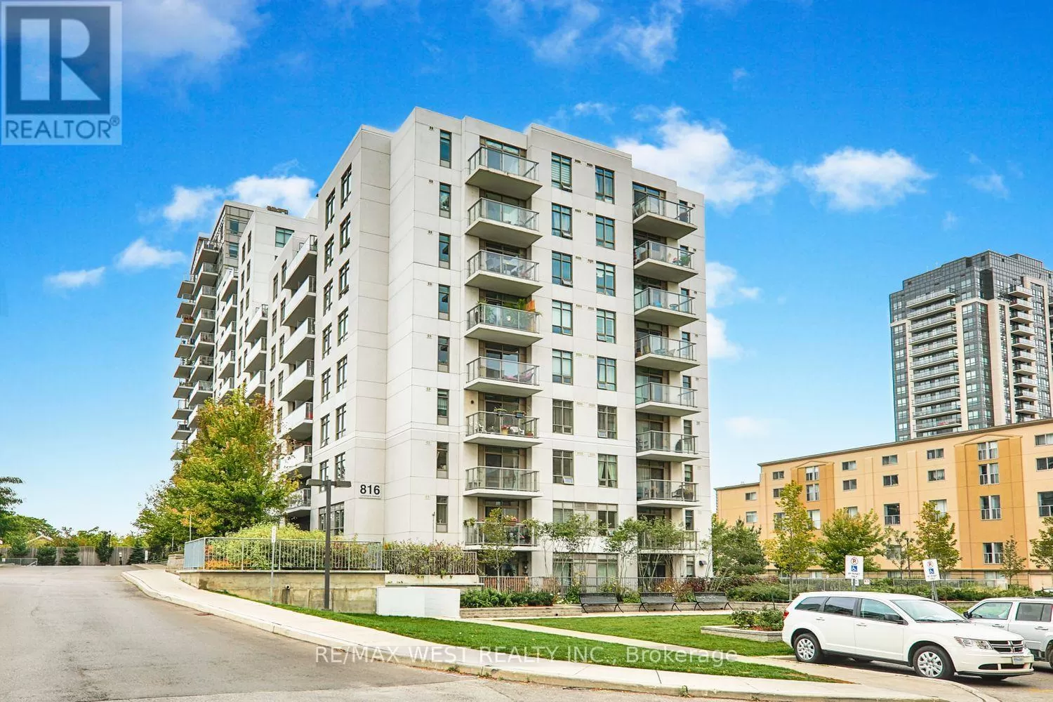 Apartment for rent: Ll04 - 816 Lansdowne Avenue, Toronto, Ontario M6H 4K6