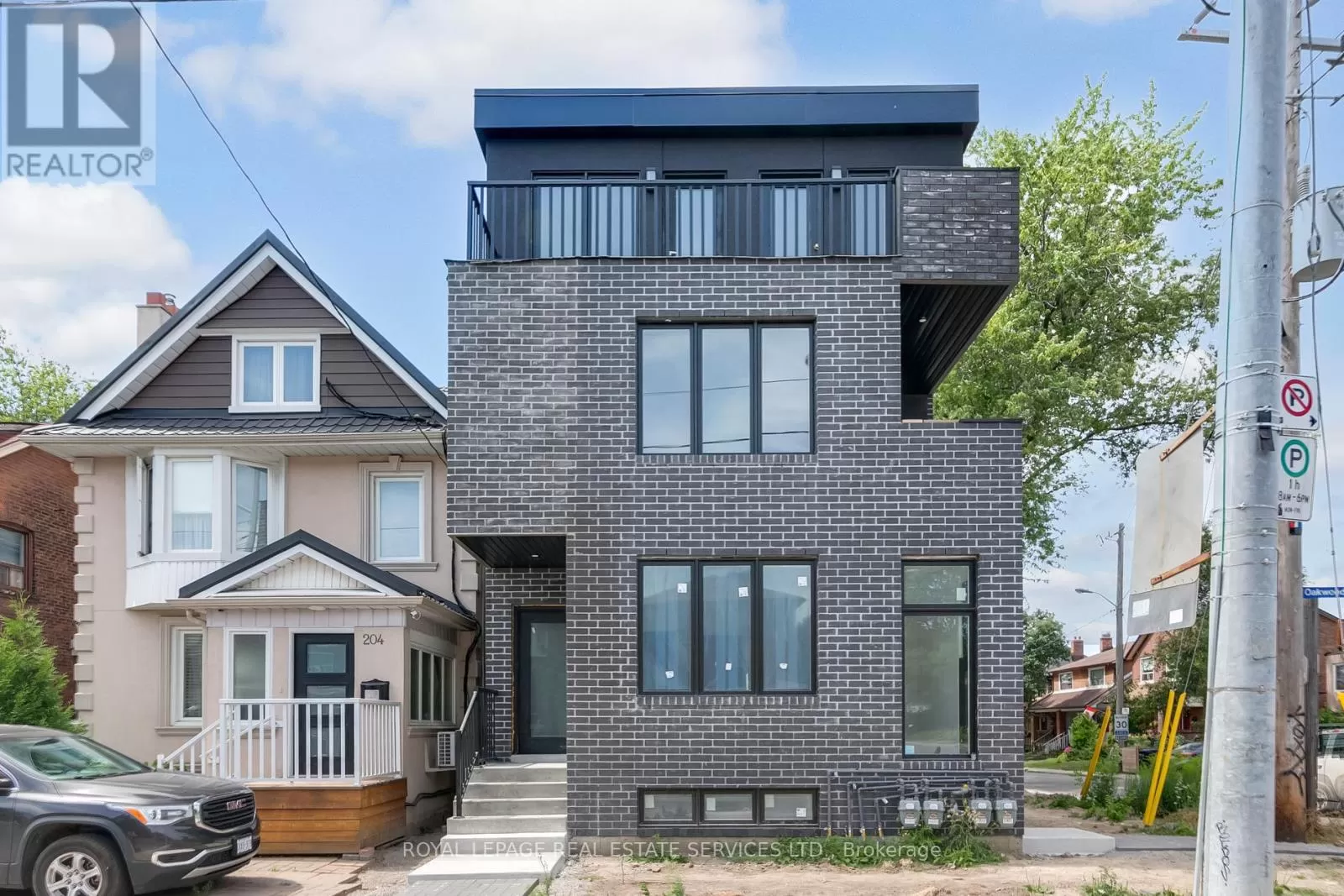 Other for rent: Main - 206 Oakwood Avenue, Toronto, Ontario M6E 2T9