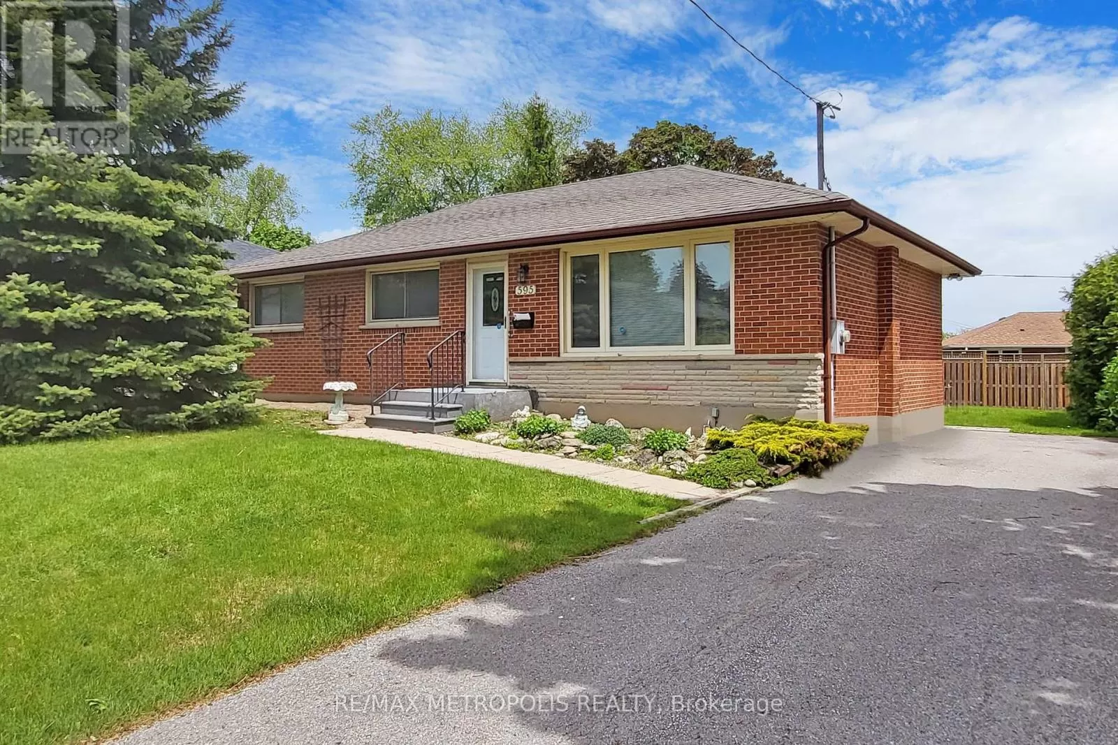 House for rent: Main - 595 Gibbons Street, Oshawa, Ontario L1J 4Z7