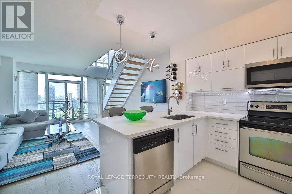 Apartment for rent: Ph06 - 185 Legion Road N, Toronto, Ontario M8Y 0A1