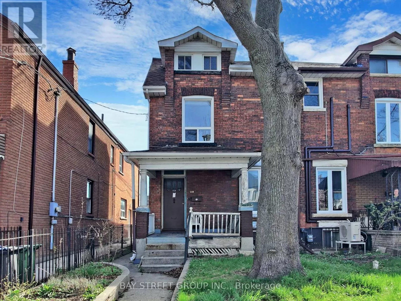 House for rent: Upper - 609 Ossington Avenue, Toronto, Ontario M6G 3T6