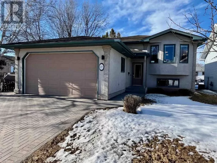 27 Clearwater CRES, Dryden