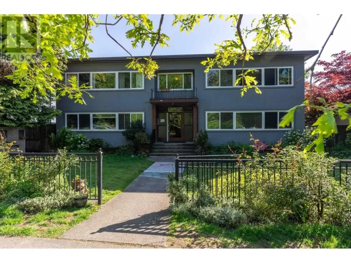 8 369 W 4TH STREET, North Vancouver